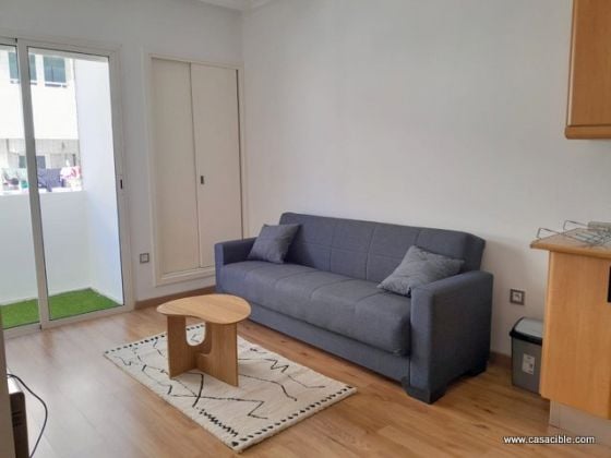 Borgoña: estudio amueblado con balcón.