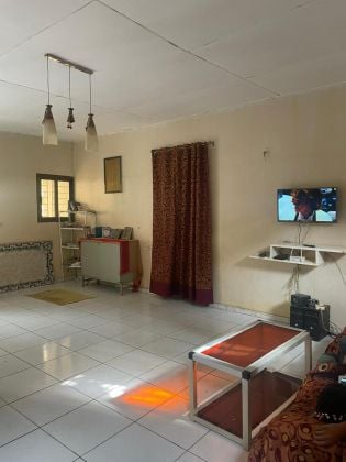 Villa con 4 stanze + 3 negozi in vendita a Bingerville vicino alla strada ...