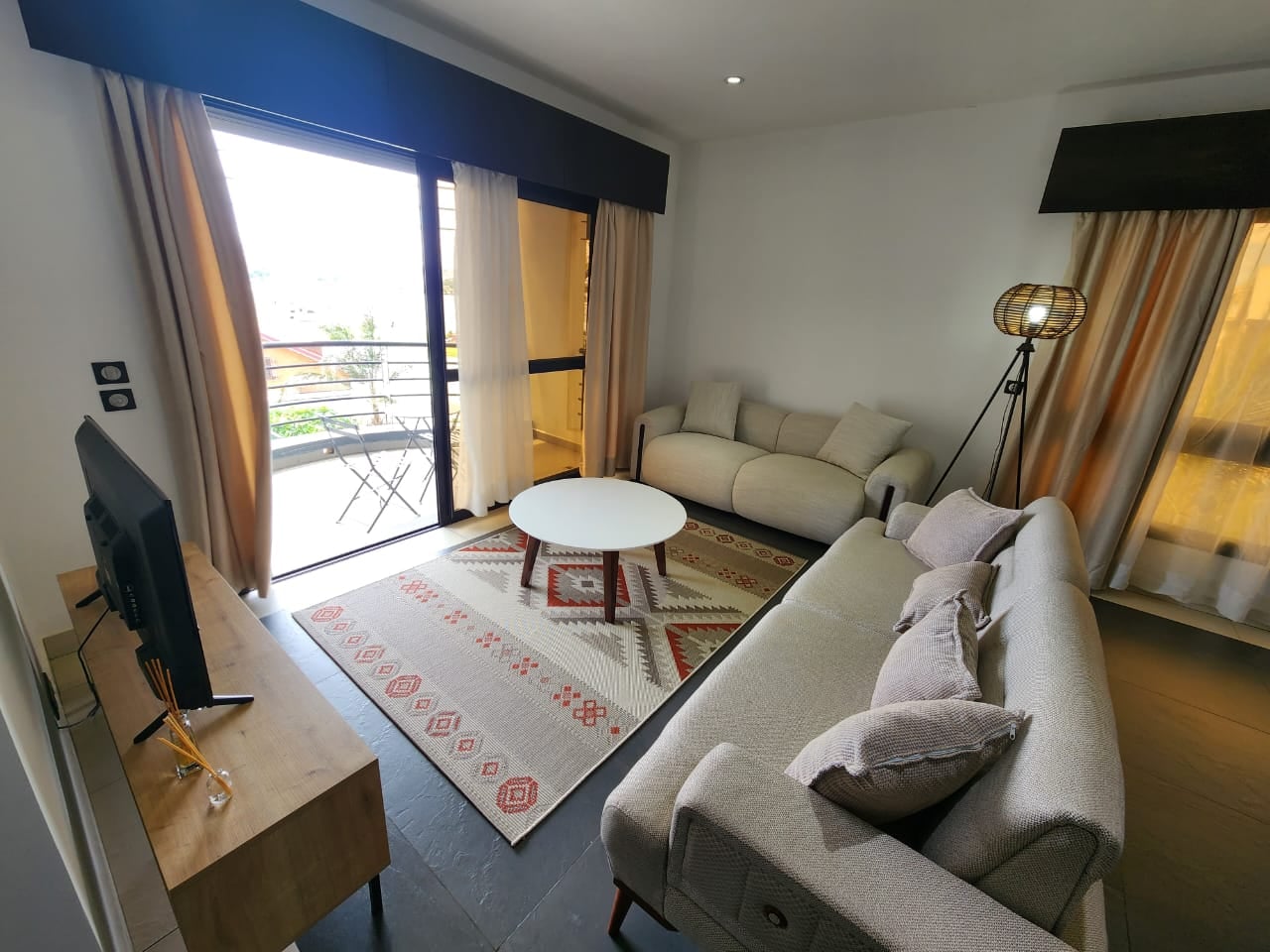 IVANDRY MODERN FURNISHED 2-BEDROOM APARTMENT WITH BEAUTIFUL LAKE VIEW - GROUP - ACTIVITIES - ELEVATOR IN A RESIDENCE 1 MINUTE FROM SCHOOLS