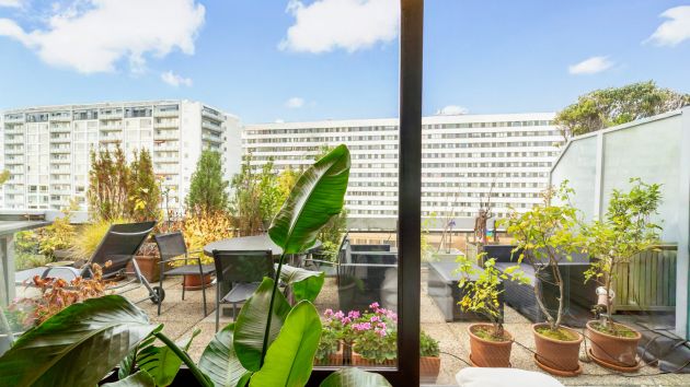 Attico luminoso ristrutturato con grandi terrazze soleggiate, posto auto e ...