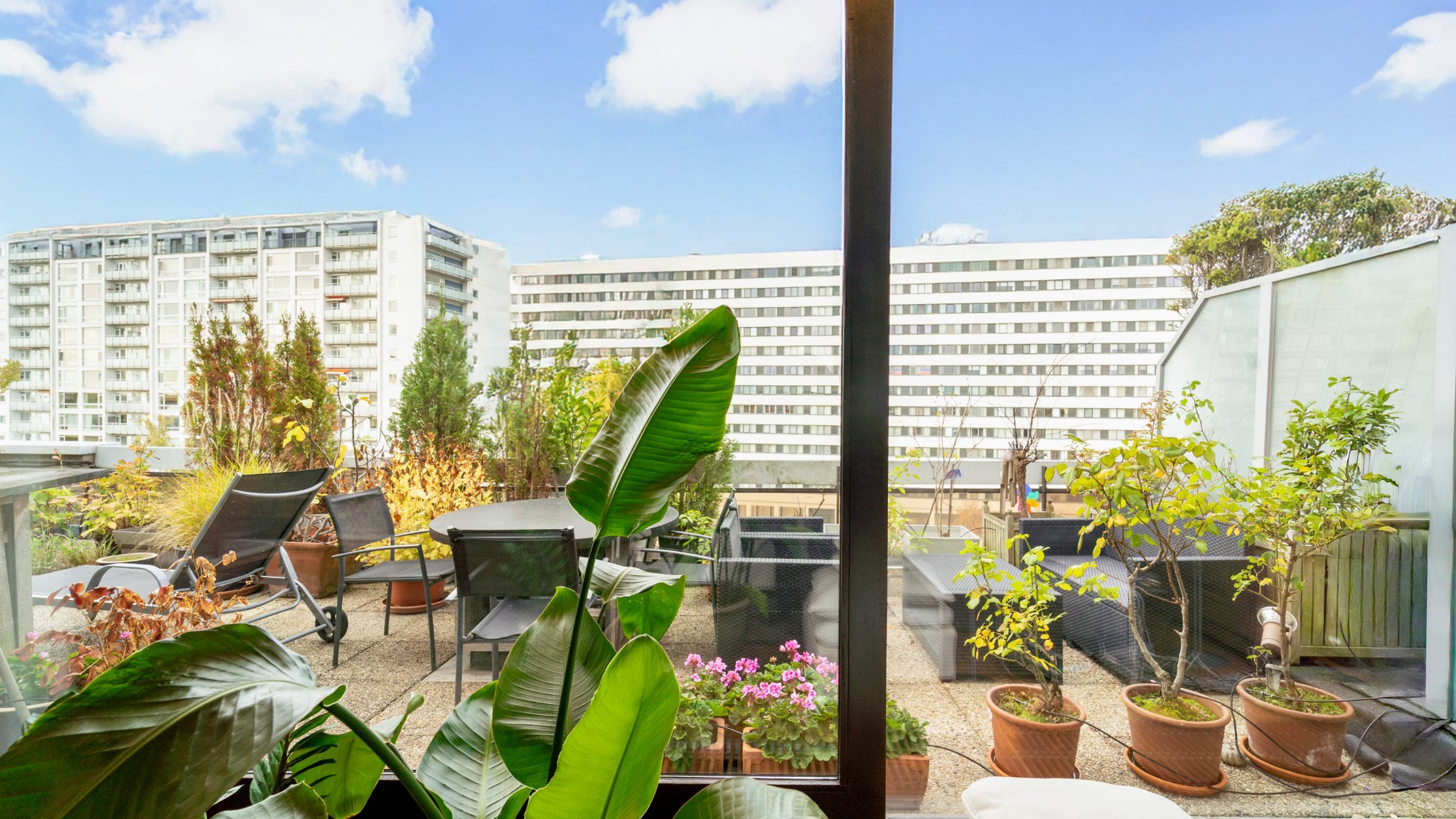 Attico luminoso ristrutturato con grandi terrazze soleggiate, posto auto e cantina – Vicino al Parco Den Brandt (Anversa Sud)