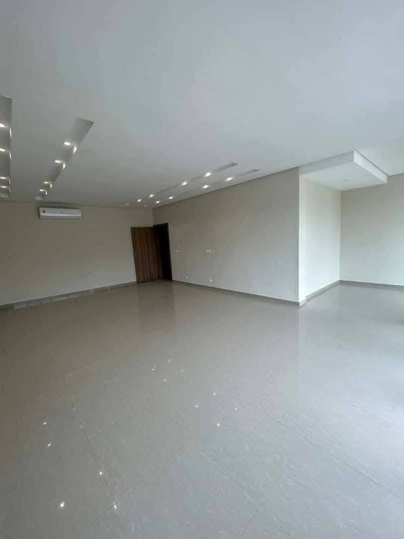 Appartamenti di lusso con 4 stanze in affitto con ascensore al 1° piano a Cocody Riviera 4 M'badon, vicino all'ambasciata cinese. 