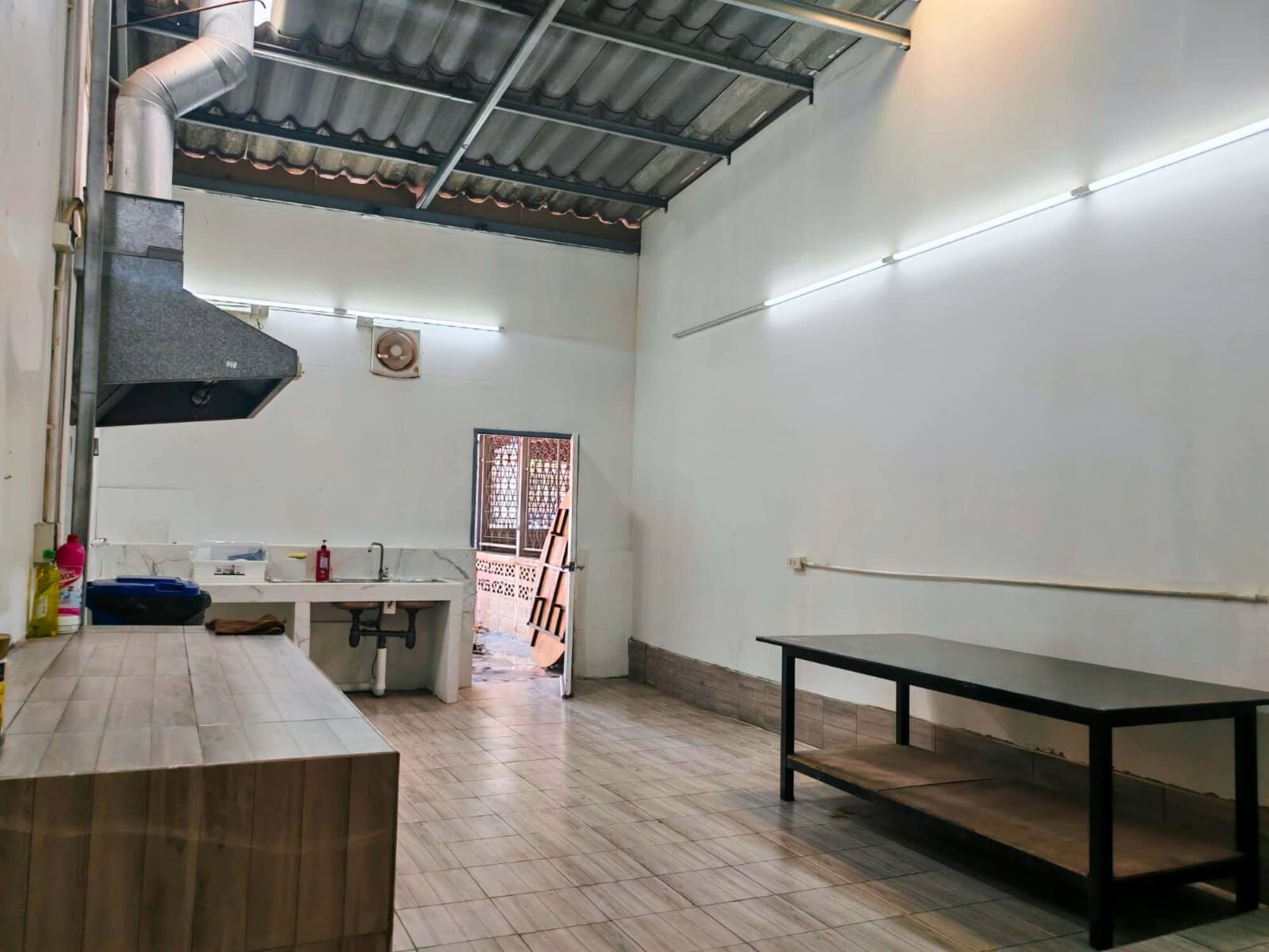 Cloud Kitchen for rent, perfect for the small cloud kitchen who want to start with small budget just 7,000 THB!!