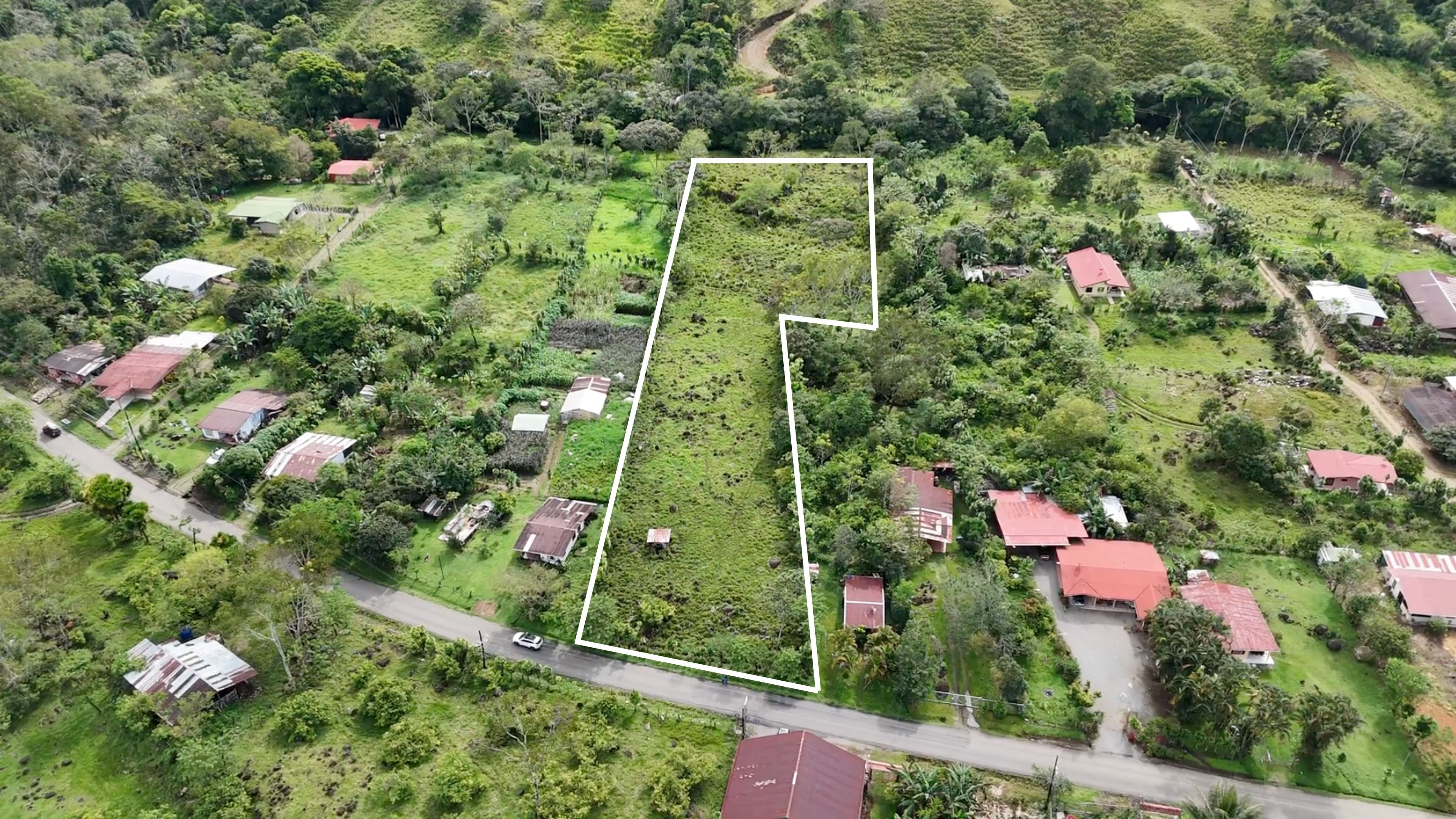 Excelente propiedad plana de 2+ acres sobre carretera pavimentada en Miraflores, Pérez Zeledón