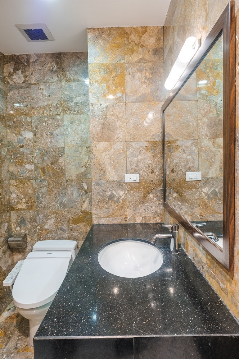 Nice studio apartment with lake view in Kim Ma street, Ba Dinh district for rent