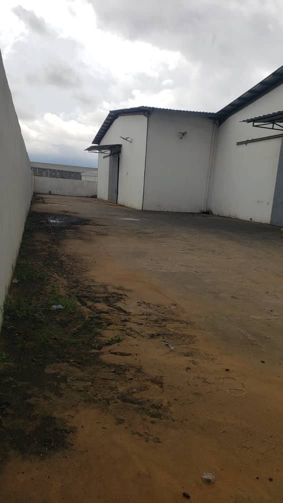 Yopougon Autoroute  zone industrielle pk24,Location entrepôt 1000m2