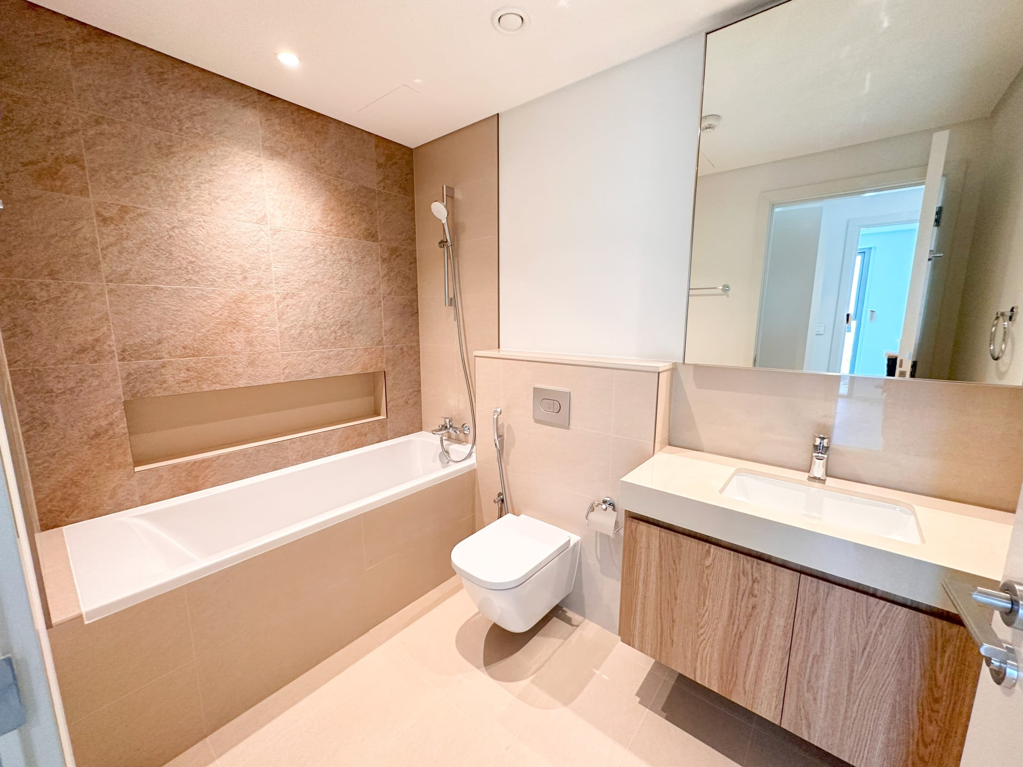 CITY CENTER VIEW | OPPOSITE ZABEEL | FREE AIR CONDITIONING Apartment