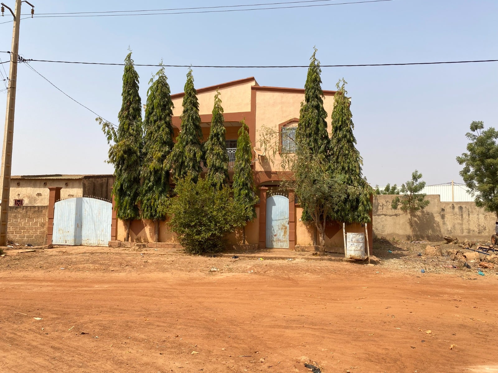 UN DUPLEX DE TYPE F7 CONSTRUIT SUR UNE PARCELLE DE 300 M² EN VENTE A TENGANDOGO