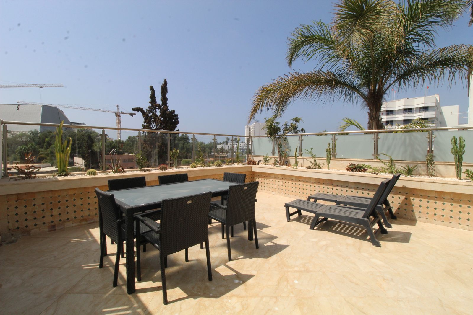 In the heart of Agadir city center (Hassan II), apartment fully renovated and furnished with terrace of 34 m² at first floor with elevator and parking