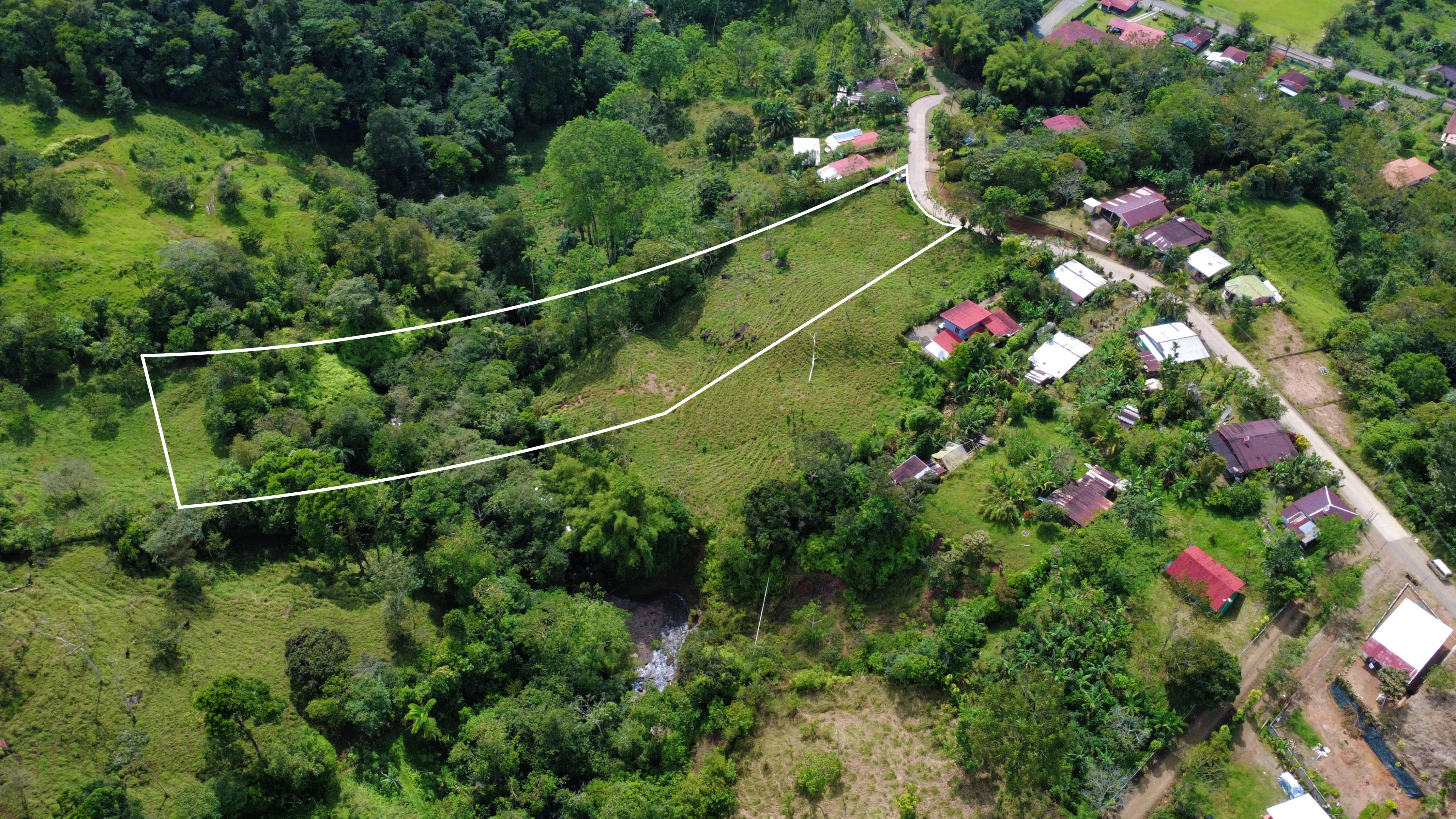 10,000 m² PROPERTY IN MIRAFLORES, PÉREZ ZELEDÓN – BUILDABLE LAND WITH CREEK & FRESH CLIMATE