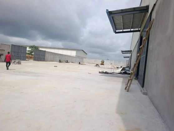Yopougon nouvelle zone industrielle pk26 location entrepôt sur 1ha.