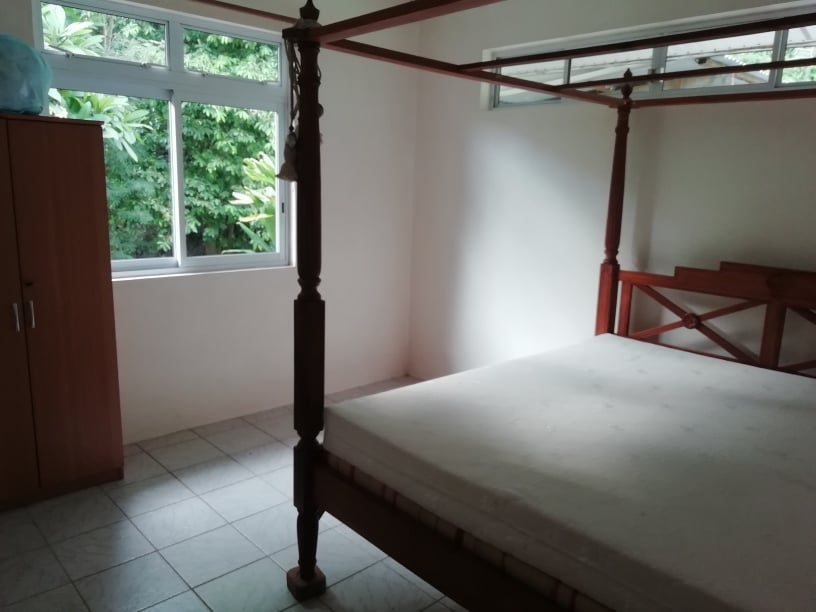 Vend: maison a Moorea sur Atiha. Coté montagne au calme et accès mer. 