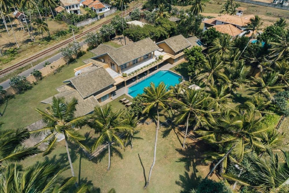 Beachfront property for sale (226p) entire bungalow (4 guest rooms)