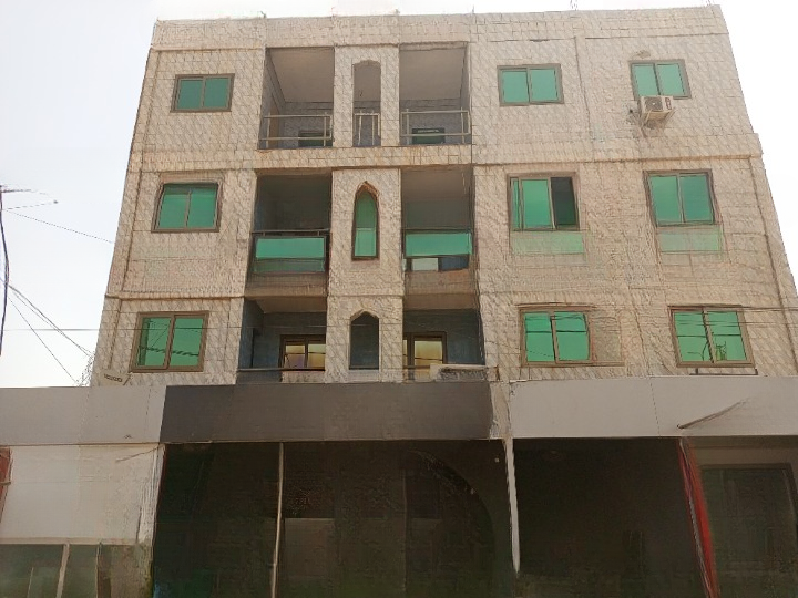 UN SHOWROOM AU RDC ET DES APPARTEMENTS AU R+2 et AU R+3 D'UN IMMEUBLE EN LOCATION A LA ZONE 1 SUR PERFECTOR IMMOBILIER