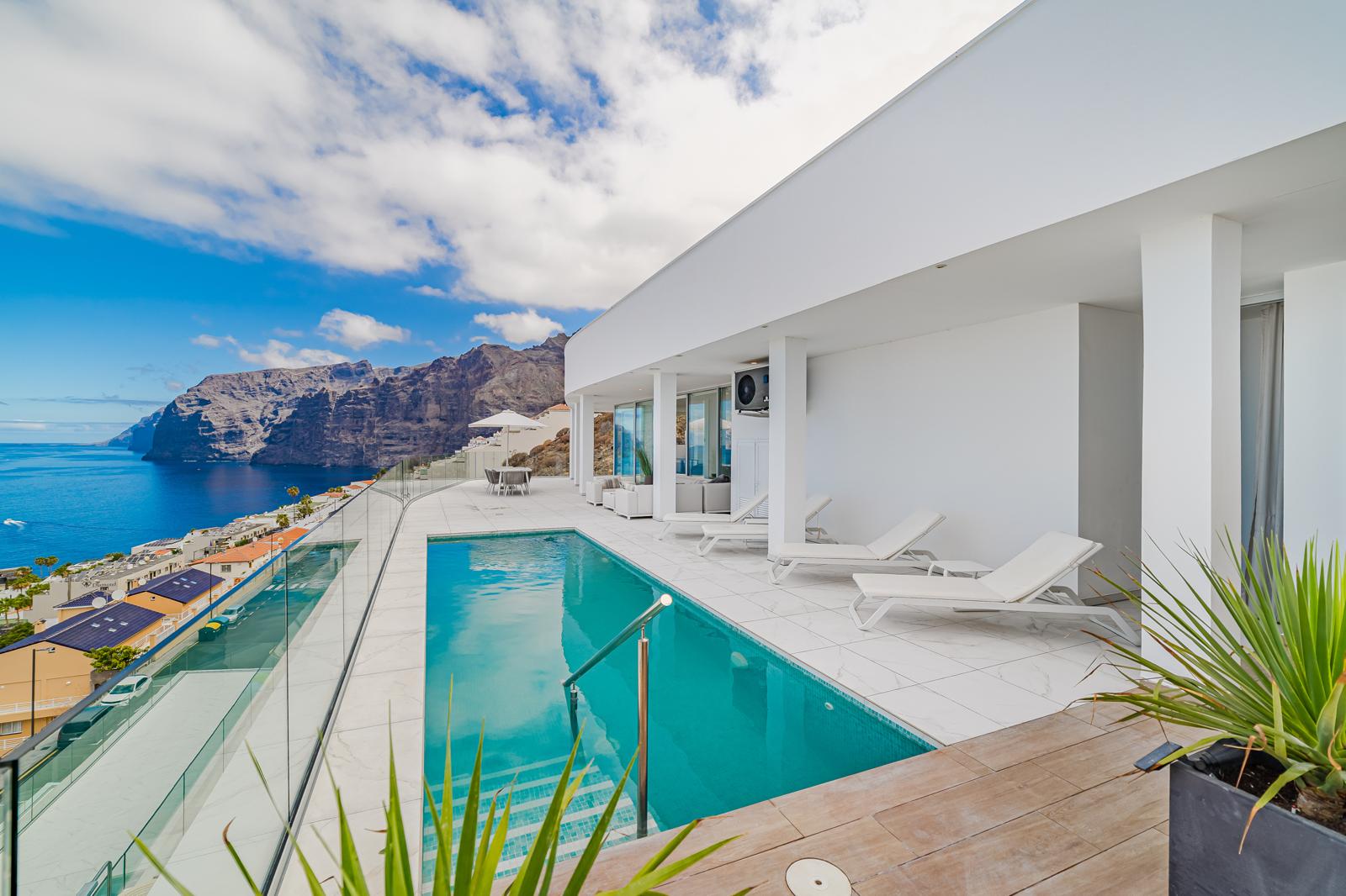 Luxury Oceanfront Penthouse w/ Private Pool – Los Gigantes (Tenerife)