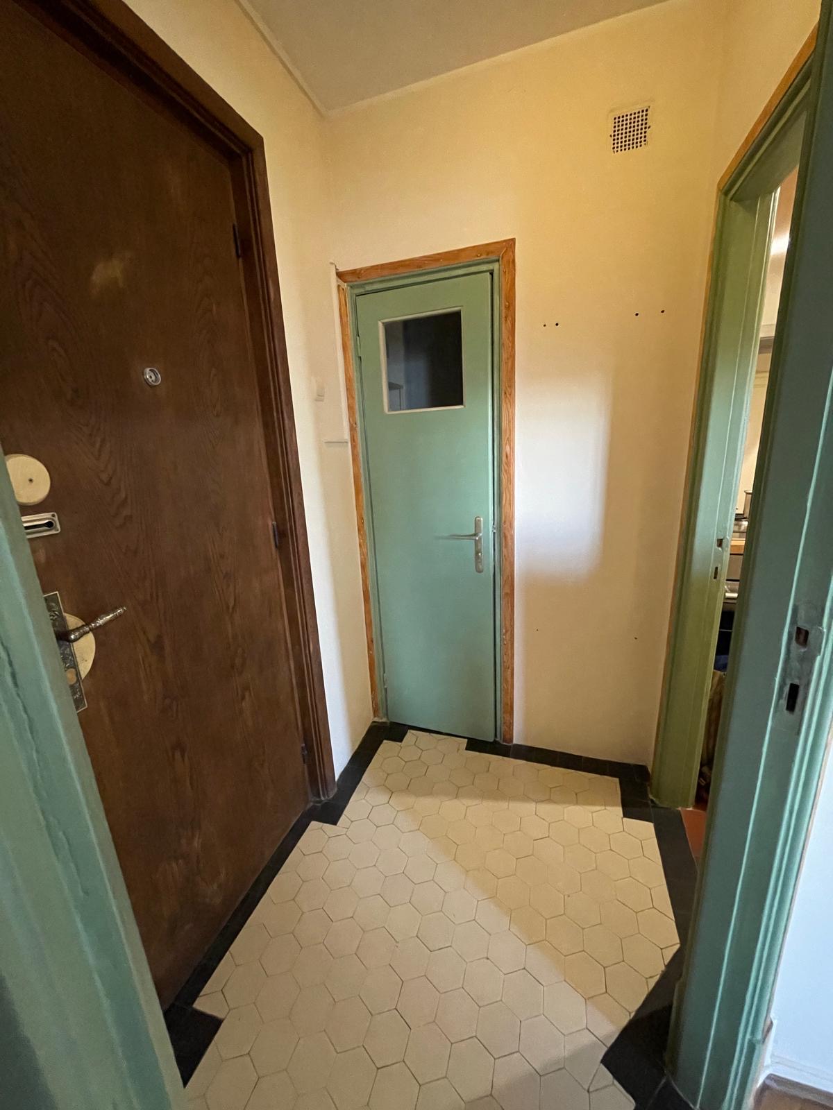 Appartement  à 200m de Cismigiu, au charme interbellique et au calme d'une cour arborée. 