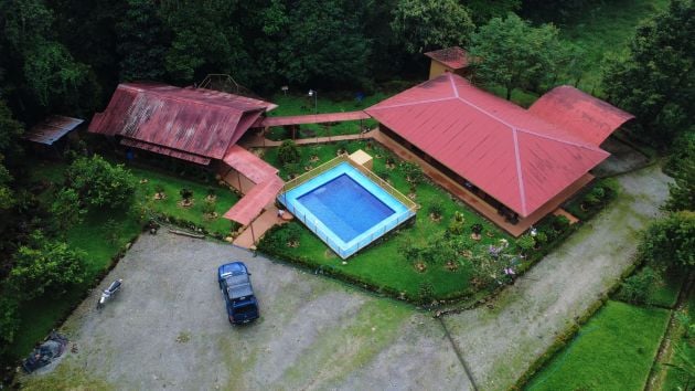 SPACIOUS COUNTRY HOME WITH POOL ON 1 HECTARE IN SANTA ELENA