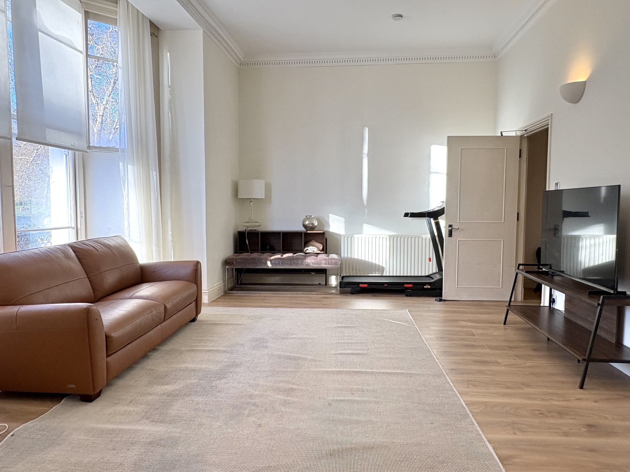 Lovely ground-floor flat to rent in Primrose Hill, ideally located on Albert Terrace.