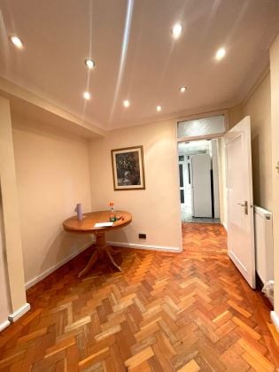  Lovely and bright 2-bedroom flat is in a great location and ready to move ...