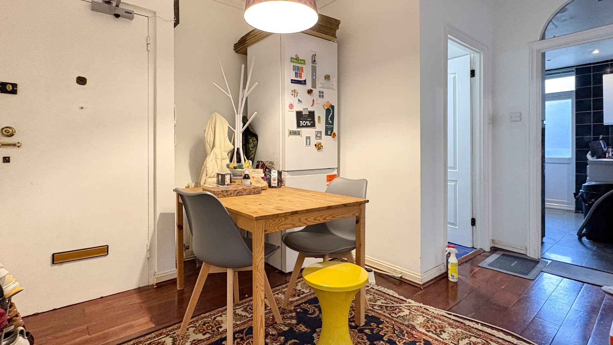  Lovely and bright 2-bedroom flat is in a great location and ready to move into.