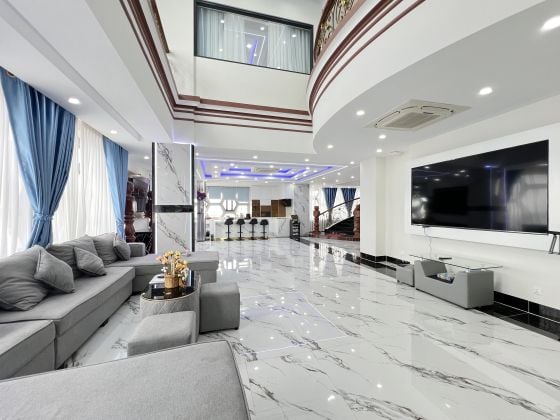 5-Bedroom Penthouse Apartment in Toul TomPoung Area Available Now!