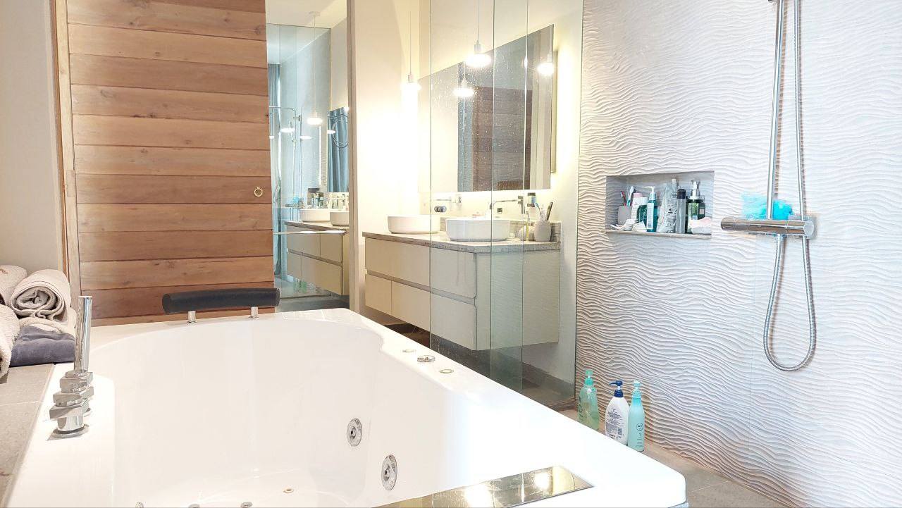 Western Villa for rent in Peng Hout Beung Snor