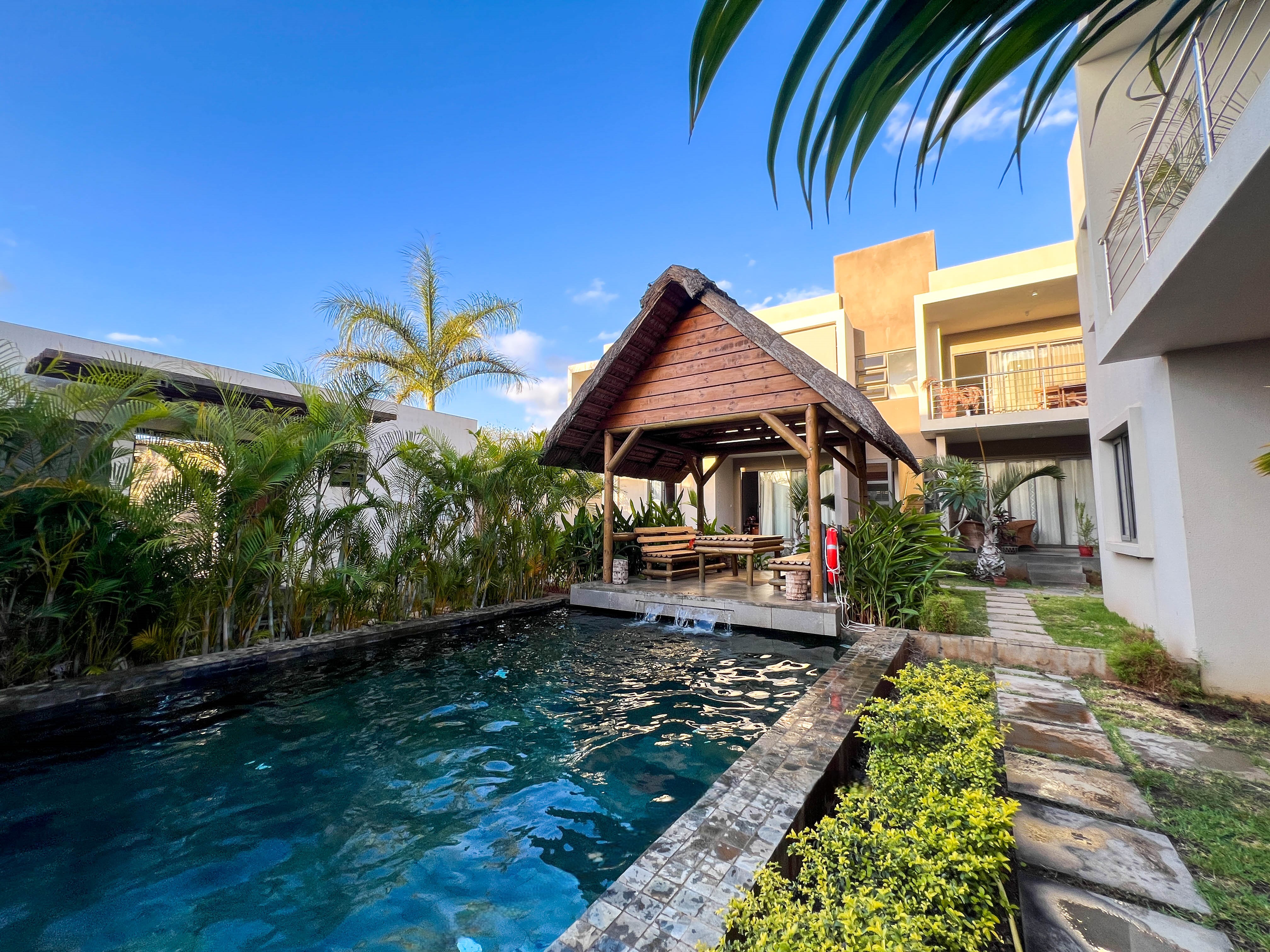 À LOUER - APPARTEMENT DE 3 CHAMBRES AU REZ—DE-CHAUSSÉE - CASCAVELLE