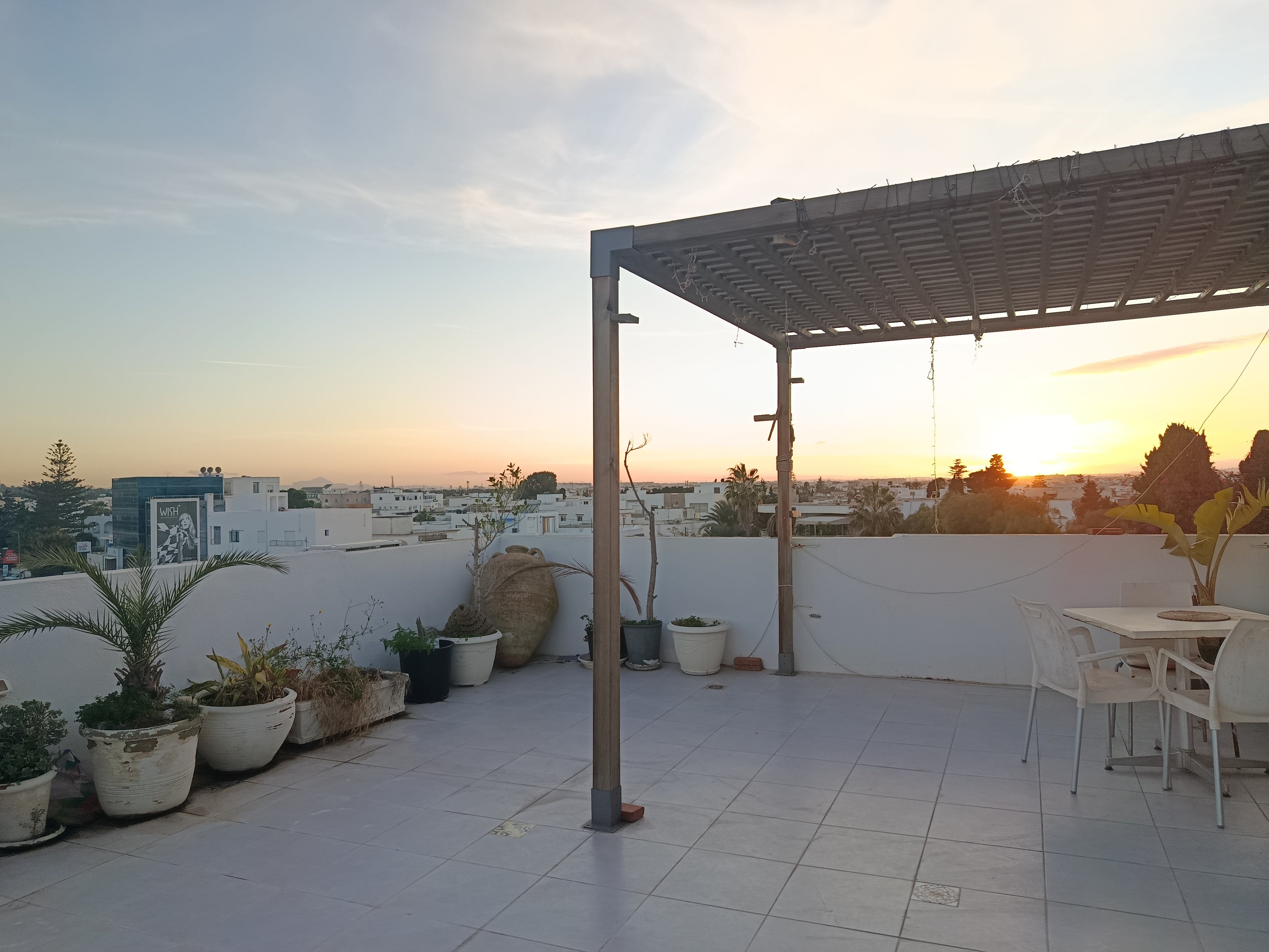 Appartamento arredato in affitto all'ultimo piano con ampia terrazza e vista libera, utenze incluse.