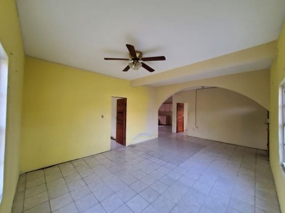 Casa de dos pisos en venta en Ladyville que genera ingresos