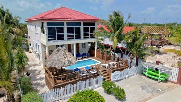 Maison privée en bord de mer avec quai et appartement ...