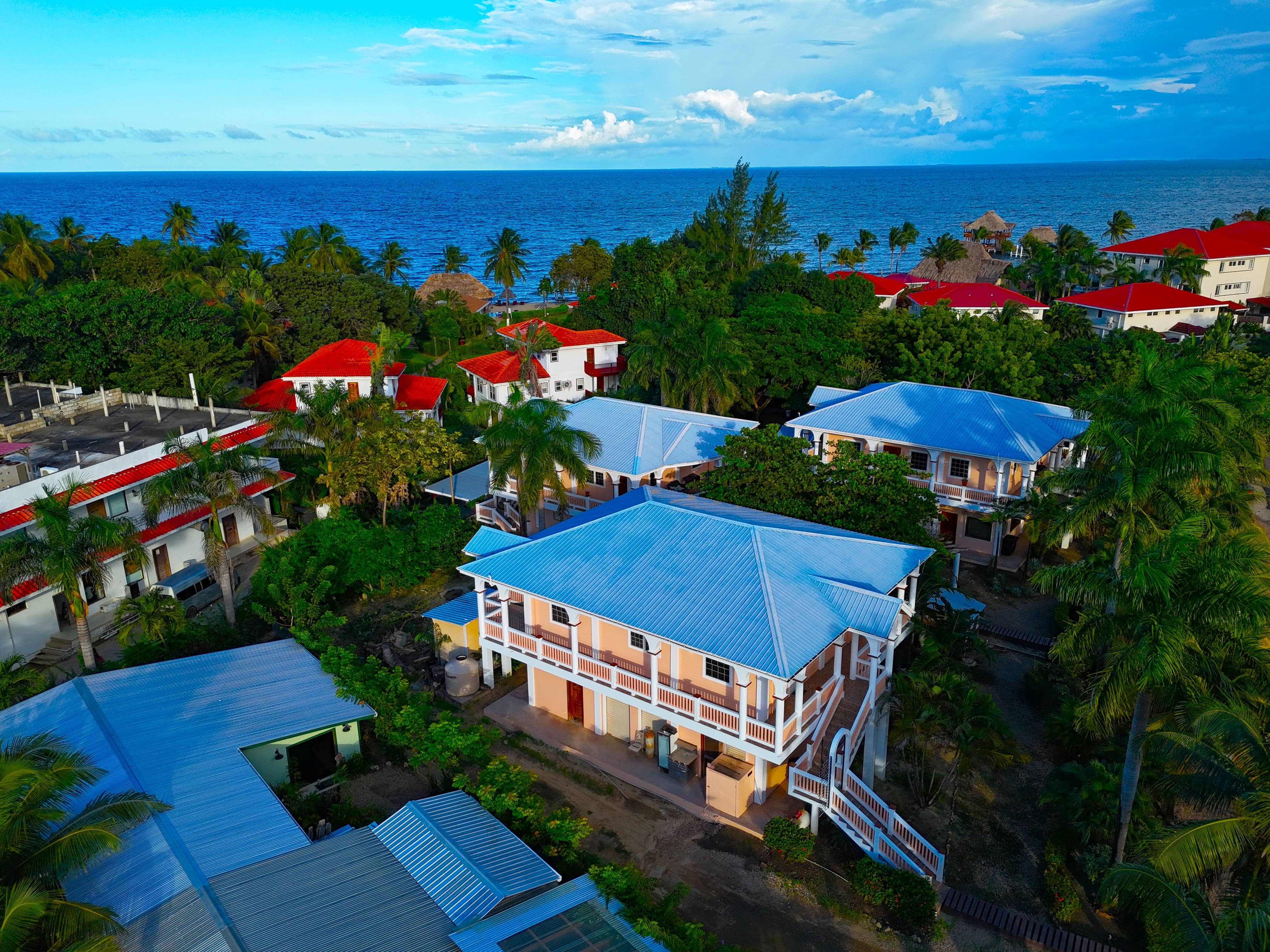 Investissement immobilier mixte (appartements et commerces) près de la plage – Hopkins