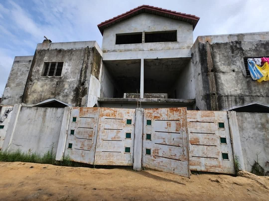 Bassam: Vendita di un complesso composto da un edificio di 2 piani e due ville di 6 stanze 