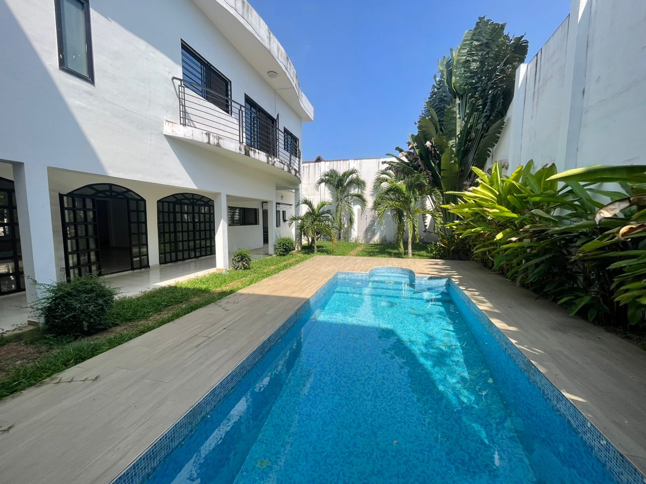 En venta en Riviera M'badon: villa de 7 habitaciones + piscina + dependencia 