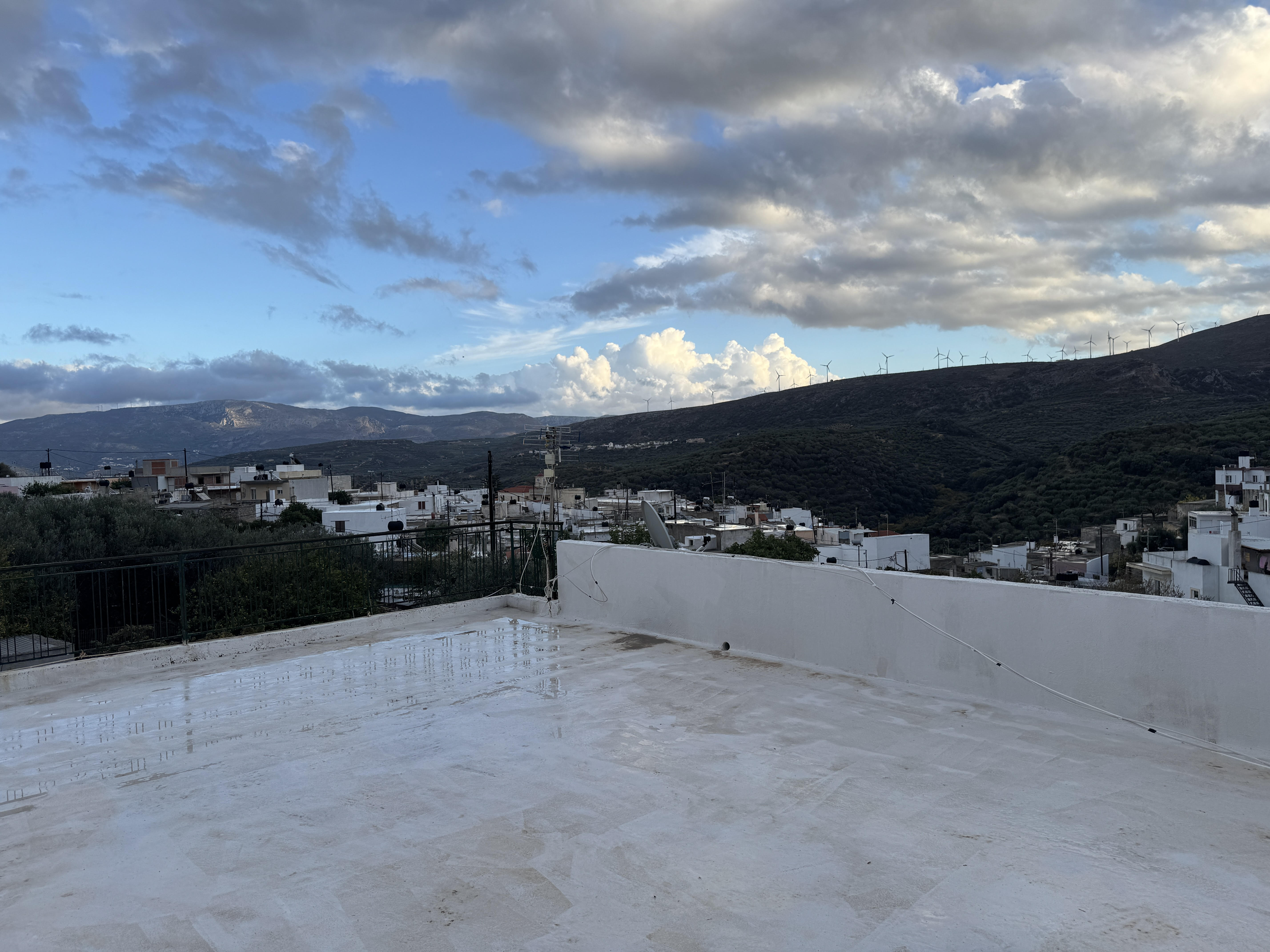 Skopi, Sitia | 75 m² ground floor + 40 m² cellar + roof-rights ~45 m² (270°) + 220 m² garden — €100,000