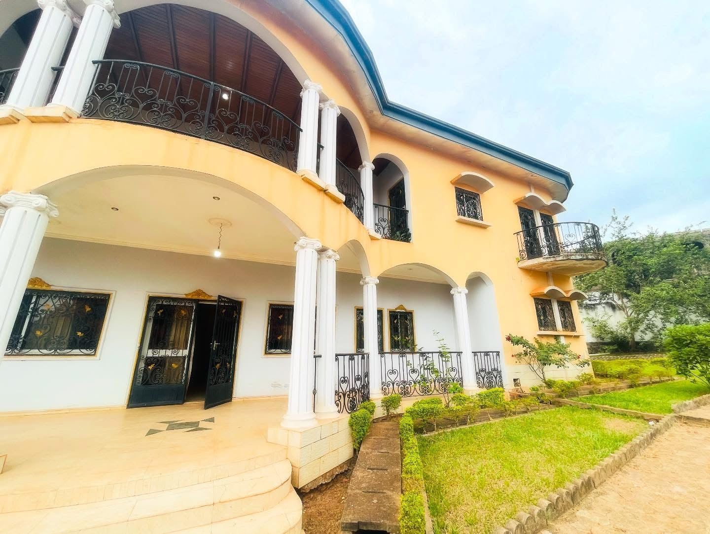 DUPLEX CON 5 CAMERE DA LETTO IN AFFITTO A YAOUNDÉ - NKOLMESSENG