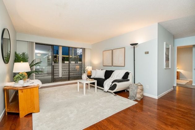2 bedroom + 2 bathroom furnished condo downtown of Kitsilano
