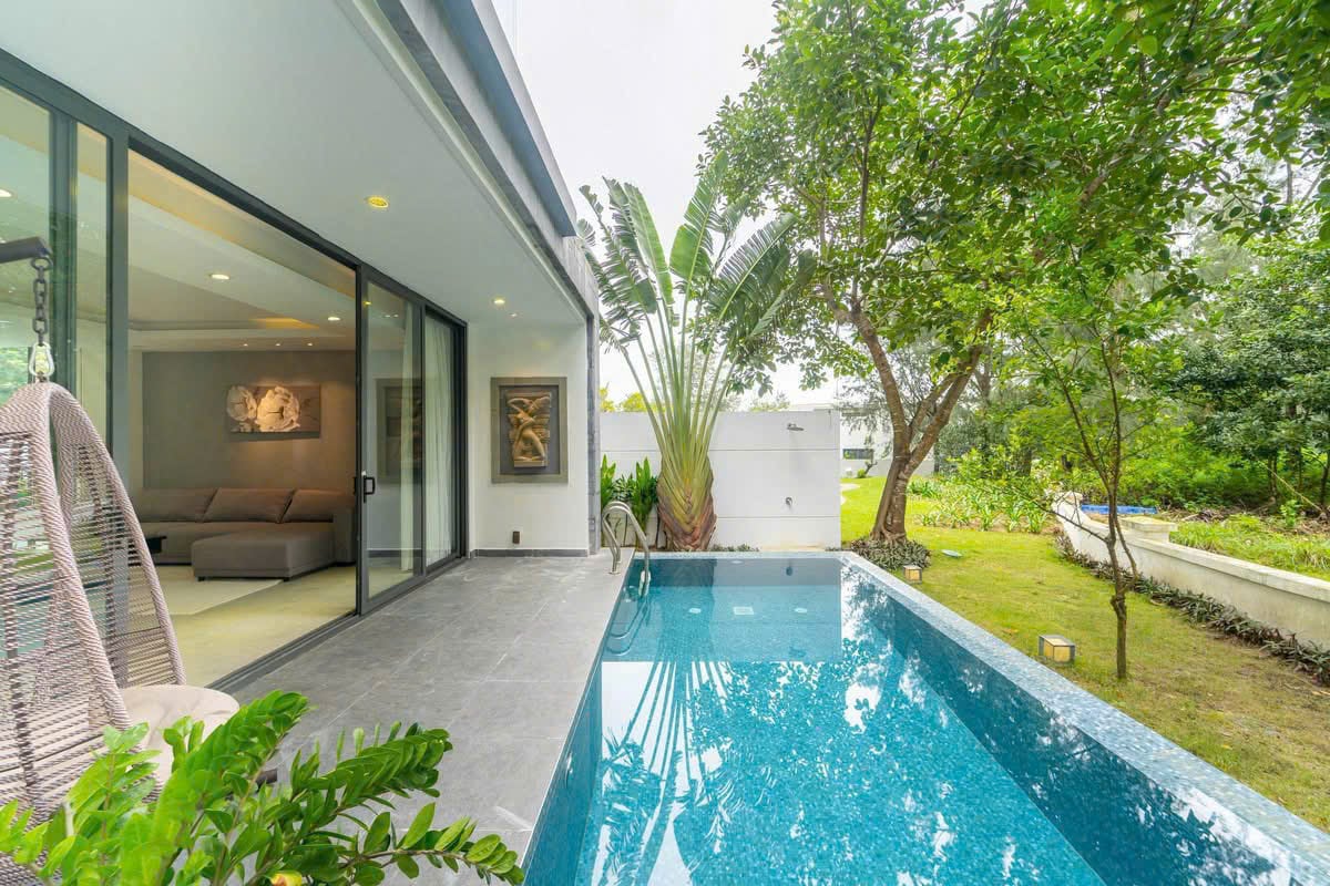 Luxury villa for rent in Danang, Vietnam, by the Golf course, swimming pool