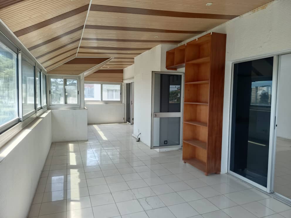 En exclusivité location: Un Roof-top de 4 pièces au 4 ème étage Sis Marcory Bietry non loin de notre dame d'Afrique L'appartement comprend :  