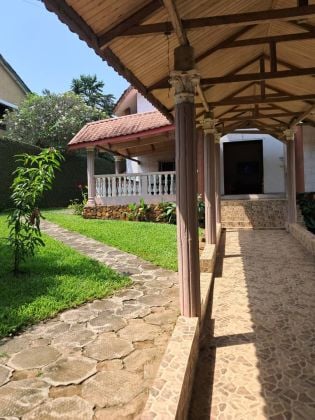 Venta de una villa dúplex de 7 habitaciones + 1 dependencia en ...