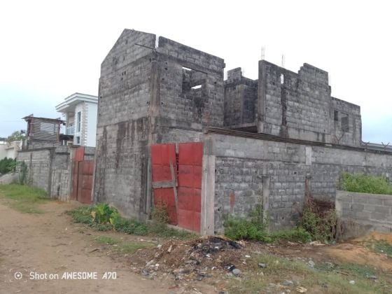 Demi terrain à vendre 