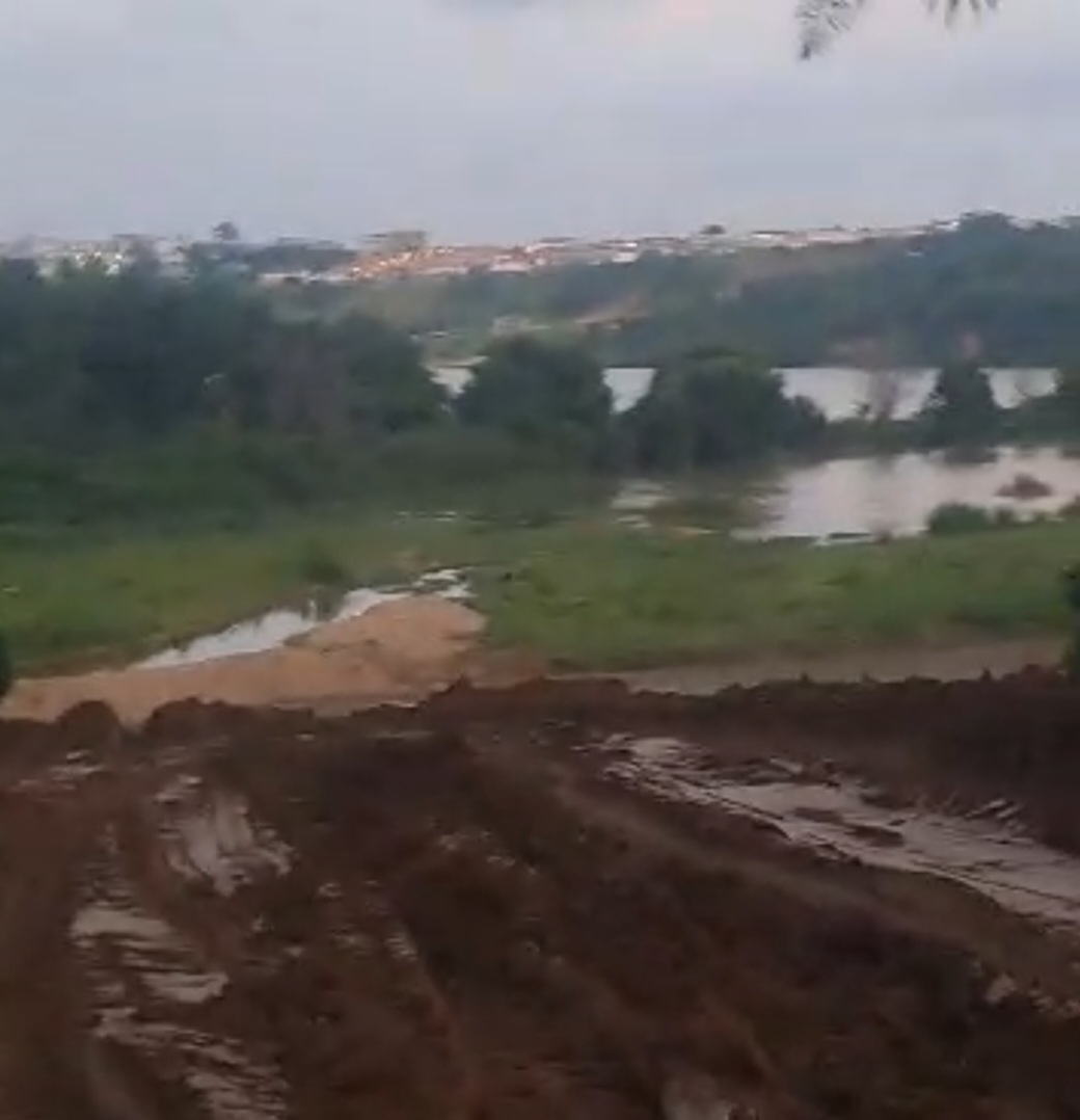 En venta: hermoso terreno de 2800m² con acceso directo al agua en Cocody Riviera M'badon, cerca de la Embajada de China. 