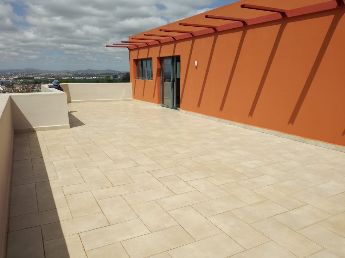 IVANDRY - Large 250m² duplex office space (8 rooms) with beautiful panoramic views – generator and elevator in a secure building on a main road – RE