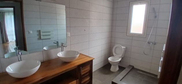 IVANDRY GRANDE VILLA T5 DUPLEX MEUBLEE AVEC JARDIN PRIVATIF ET KIT SOLAIRE ...