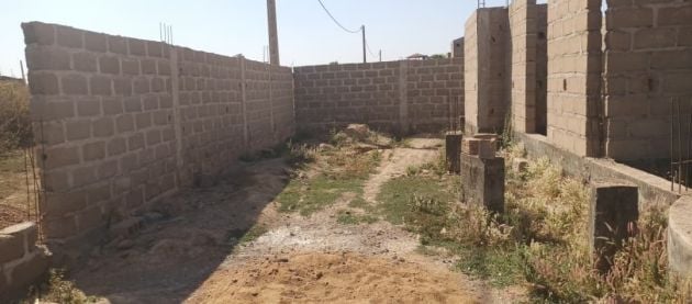 Chantier inachevé à vendre à Niamana 800 m du guidron ...