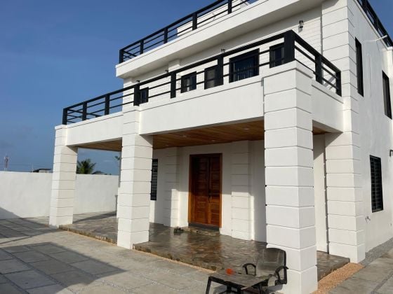 MISE EN VENTE D'UN MAGNIFIQUE TRIPLEX BÂTI SUR UNE SUPERFICIE DE ...