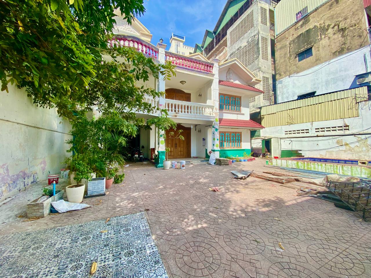 11 Bedrooms Villa for Rent near Independence Monument