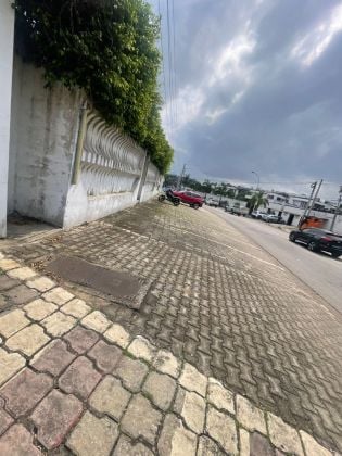 Cocody vallon voie principale ,location duplex 40pièces ( 3000m2).