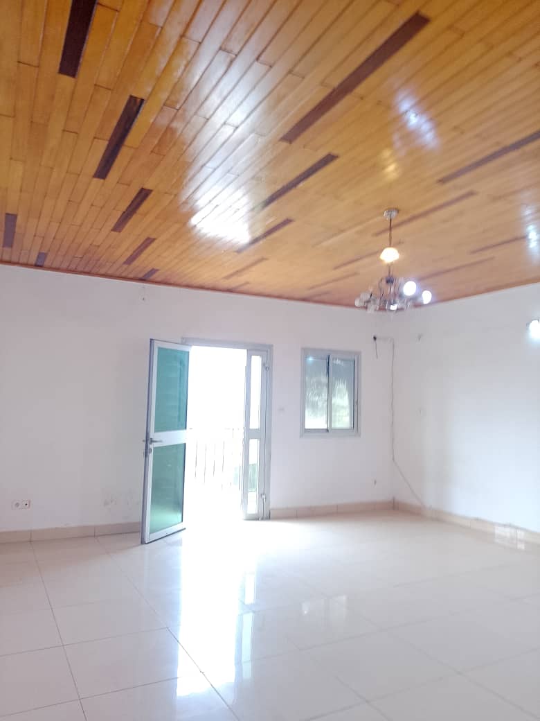 APPARTEMENT DE TROIS CHAMBRES À LOUER À MAKEPE