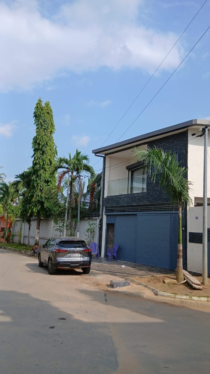 Riviera 3, no lejos del centro comercial Cap Nord, un gran apartamento de 4 habitaciones con dependencia. 