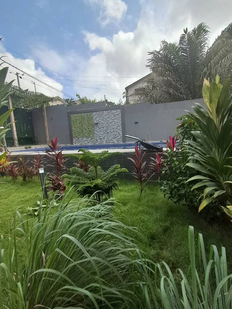 Nous vous proposons Une belle et magnifique villa basse de très très très haut standing Une très belle maison bon pour expatrié où footballeur international dans une zone résidentiel 